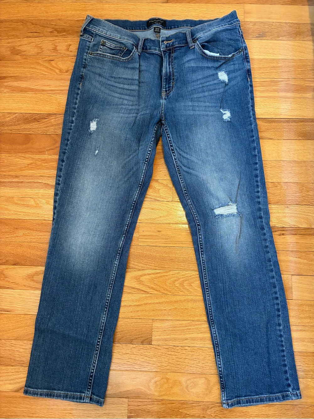 Banana Republic girlfriend jeans medium wash w/distressed detailing size 31/12